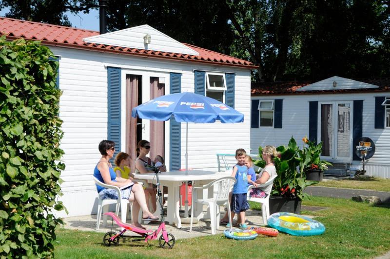Vakantiepark Wilhelm Tell Superieur Chalet Opglabbeek Kültér fotó